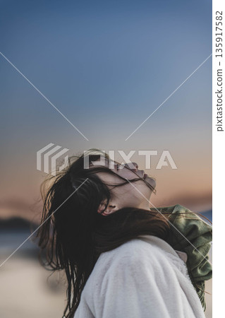 傍晚的大海、天空和年輕女子 135917582