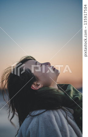 傍晚的大海、天空和年輕女子 135917584