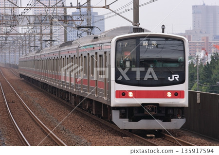 2010年6月20日拍攝的JR京葉線205系列車高速行駛在高架軌道上的照片 135917594