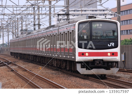 2010年6月13日拍攝的JR京葉線205系列車高速行駛在高架軌道上的照片 135917597