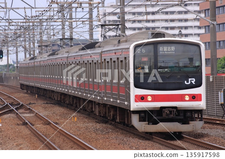 2010年6月13日拍攝的JR京葉線205系列車高速行駛在高架軌道上的照片 2010年6月13日拍攝的JR京葉線205系列車高速行駛在高架軌道上的照片 135917598