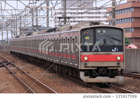 205 series train speeding along the elevated tracks of the JR Keiyo Line, photographed on June 13, 2010 135917599