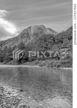 上高地自然步道:森林漫步 - 從梓川眺望燒岳(供報紙雜誌使用) 上高地自然步道:森林漫步 - 從梓川眺望燒岳(供報紙雜誌使用) 135917602