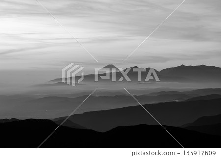 從北穗高山屋的露台上可以眺望富士山和南阿爾卑斯山脈。攀登北阿爾卑斯山脈的北穗高山(供報紙雜誌使用)。 從北穗高山屋的露台上可以眺望富士山和南阿爾卑斯山脈。攀登北阿爾卑斯山脈的北穗高山(供報紙雜誌使用)。 135917609