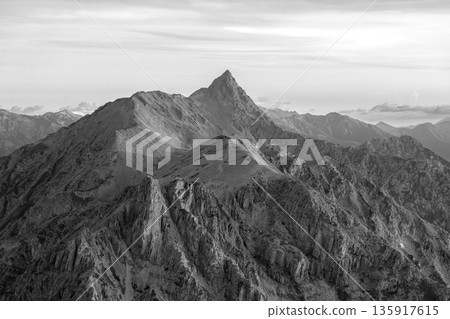 從北穗高山屋的露台上眺望槍岳。攀登北阿爾卑斯山北穗高山(供報紙雜誌使用) 從北穗高山屋的露台上眺望槍岳。攀登北阿爾卑斯山北穗高山(供報紙雜誌使用) 135917615
