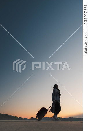 美妙的傍晚天空和女人 美妙的傍晚天空和女人 135917821