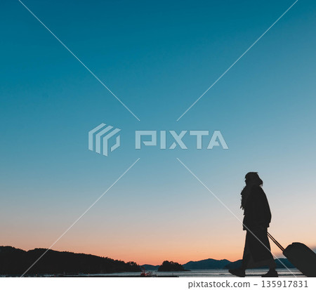 美妙的傍晚天空和女人 135917831