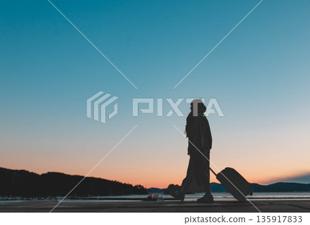 美妙的傍晚天空和女人 美妙的傍晚天空和女人 135917833