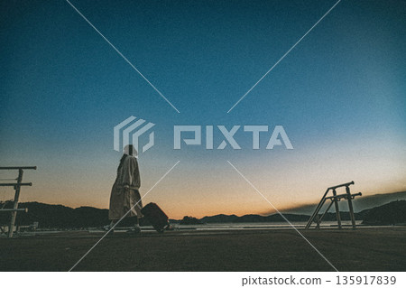 美妙的傍晚天空和女人 135917839