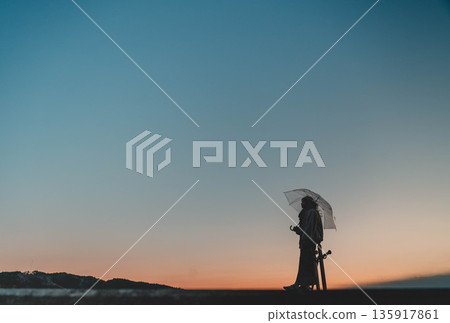 美妙的傍晚天空和女人 美妙的傍晚天空和女人 135917861