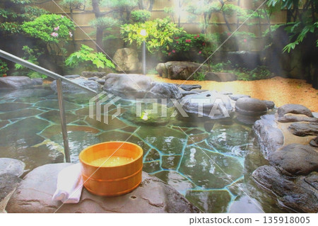 Open-air bath at a hot spring inn (steam and travel image) Open-air bath at a hot spring inn (steam and travel image) 135918005