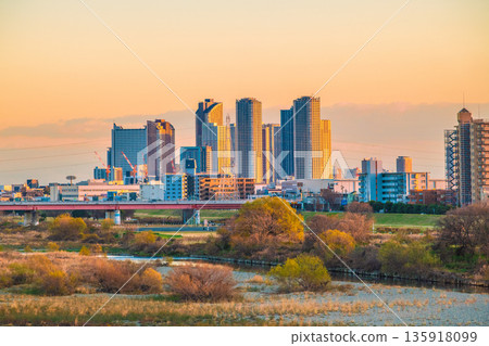 日本川崎的新年。多摩川的冬日美景和武藏小杉站前的高層公寓群盡收眼底。邁向新的黃金時代。 135918099