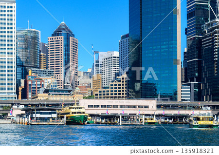 雪梨環形碼頭的美麗景色 135918321