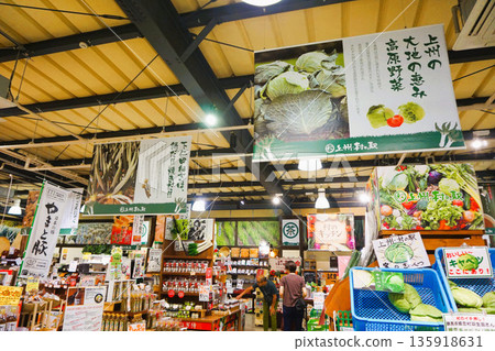 上州村近站農貿市場,位於建築物內 上州村近站農貿市場,位於建築物內 135918631