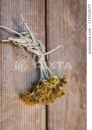 牆上掛著美麗的乾燥花花環。 135918877