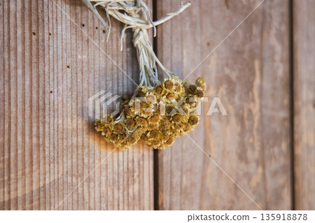 牆上掛著美麗的乾燥花花環。 135918878