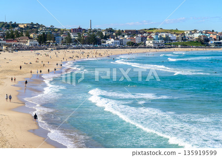 澳洲雪梨附近著名的邦迪海灘的美麗景色 135919599