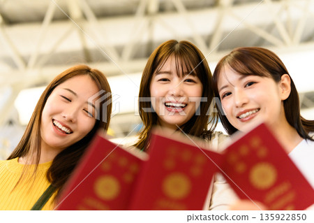 三位女孩在機場玩耍 ■ 照片由關西國際機場 (KIX) 提供 135922850