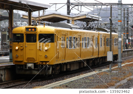 [JR-V] Hakubi Line 115 Series Train (One-man Operation: Niimi⇔Yonago) 135923462