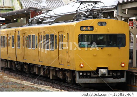 [JR-V] Hakubi Line 115 Series Train (One-man Operation: Niimi⇔Yonago) 135923464