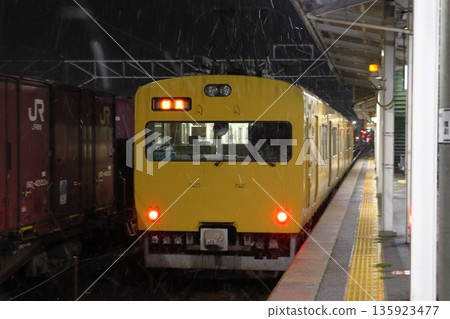 [JR-V] 白眉線115系列車（單人駕駛：新見⇔米子） 135923477