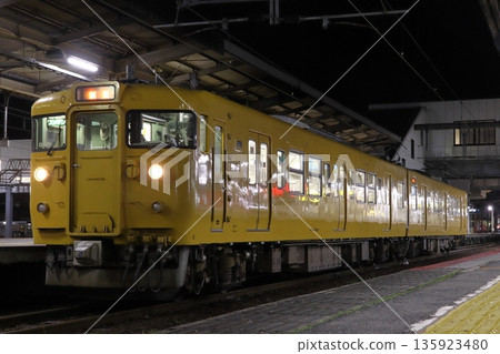 [JR-V] 白眉線115系列車（單人駕駛：新見⇔米子） 135923480