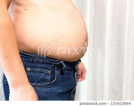 一個中年男子,腹部隆起 一個中年男子,腹部隆起 135923664