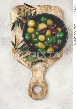a mixture of olives, varieties of chalkidiki, Verdi giganti and Kalamata, in a bowl, top view, no people, a mixture of olives, varieties of chalkidiki, Verdi giganti and Kalamata, in a bowl, top view, no people, 135923768
