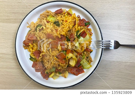 Delicious Stir-fried Noodles with Ham and Vegetables Delicious Stir-fried Noodles with Ham and Vegetables 135923809
