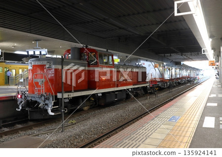 Rail transport train (hauled by DE10 diesel locomotive) stopped at Okayama Station on the Sanyo Main Line 135924141