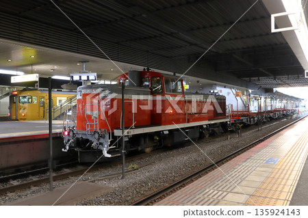Rail transport train (hauled by DE10 diesel locomotive) stopped at Okayama Station on the Sanyo Main Line 135924143