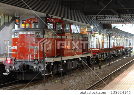 Rail transport train (hauled by DE10 diesel locomotive) stopped at Okayama Station on the Sanyo Main Line 135924145