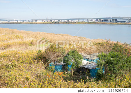 河邊有無家可歸者的住所，河岸上搭著流浪漢的帳篷。 135926724