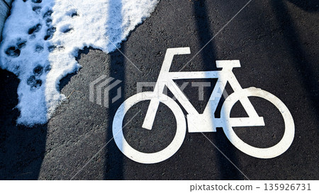 積雪覆蓋的瀝青路面和自行車道標線 135926731