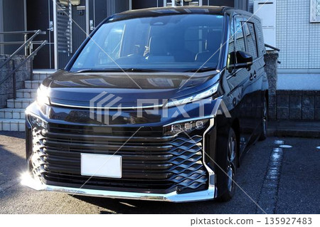 小型貨車在停車場排隊 小型貨車在停車場排隊 135927483