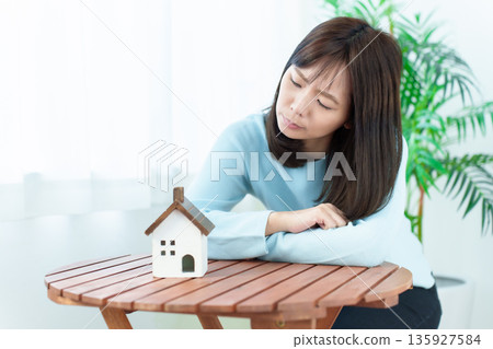 一位擔心房地產問題的女士 135927584