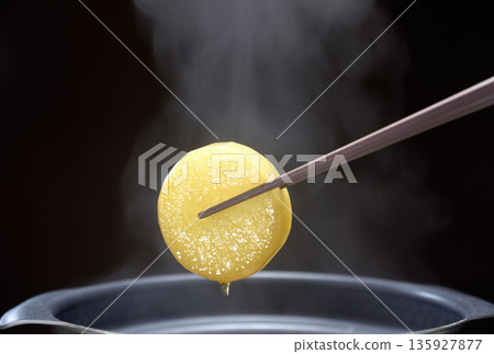 把蘿蔔放在蒸籠裡煮。 135927877