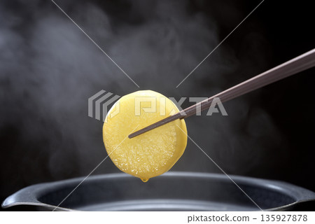 把蘿蔔放在蒸籠裡煮。 把蘿蔔放在蒸籠裡煮。 135927878