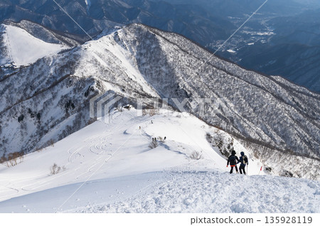 Snow-covered steep slopes on the Tenjin Ridge of Mount Tanigawa in winter 135928119