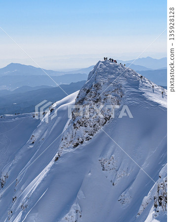 嚴冬時的谷川山。從沖之耳望去，可以看到渡我之耳和登山者的身影。 135928128
