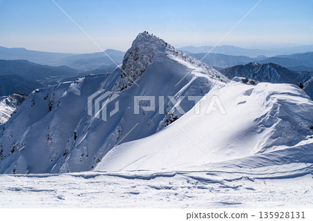 嚴冬時的谷川山。從沖之耳望去，可以看到渡我之耳和登山者的身影。 135928131