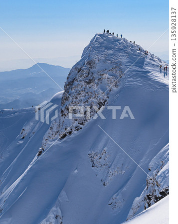 嚴冬時的谷川山。從沖之耳望去，可以看到渡我之耳和登山者的身影。 135928137