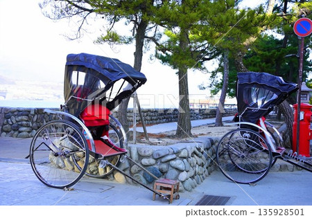 宮島的旅遊人力車，宮島是日本三大風景之一。 135928501
