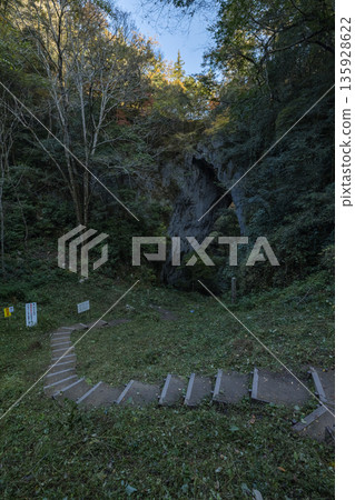 位於日本岡山縣新見市草間町的羅生門，是一座巨大的天然橋樑和石灰岩洞穴。 135928622