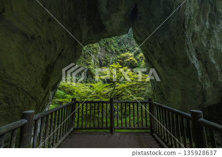 位於日本岡山縣新見市草間町的羅生門，是一座巨大的天然橋樑和石灰岩洞穴，圖為羅生門的第四道門及觀景台。 135928637