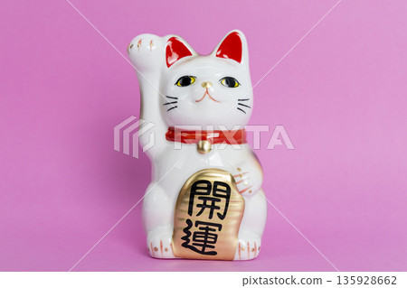 粉紅色背景的招財貓 粉紅色背景的招財貓 135928662