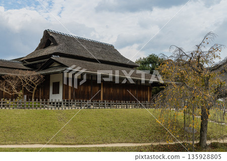 位於日本岡山縣岡山市北區後樂園日式庭園內的圓之亭 135928805