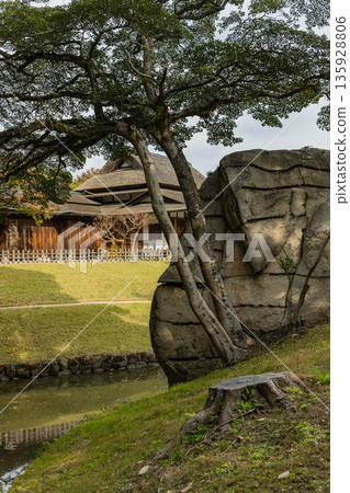 日本岡山縣岡山市北區後樂園的日本花園中的 Enyo-tei 和 Otateishi 135928806