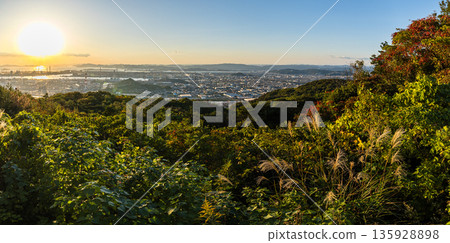 日本岡山縣倉敷市,從水島展望台眺望水島工業園區及鷲羽山天際線的日落美景 日本岡山縣倉敷市,從水島展望台眺望水島工業園區及鷲羽山天際線的日落美景 135928898