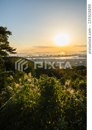 日本岡山縣倉敷市，從水島展望台眺望水島工業園區及鷲羽山天際線的日落美景 135928899
